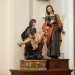 Dirigendoci ora verso laltare centrale ci colpiscono due statue in legno innalzate su un supporto.  un compianto: un gruppo di figure che richiama il momento della morte di Cristo. Risale al 500 ed  stato ritrovato qualche anno fa nei depositi della chiesa